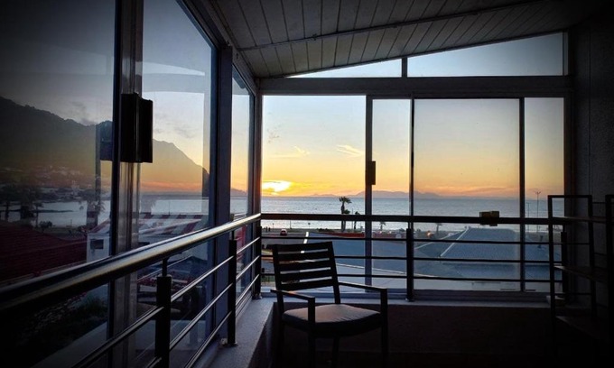 Gordons Bay Central Apartment | Oceanfront Bay-Side Apartment in Gordon's Bay - 4 Star Stay