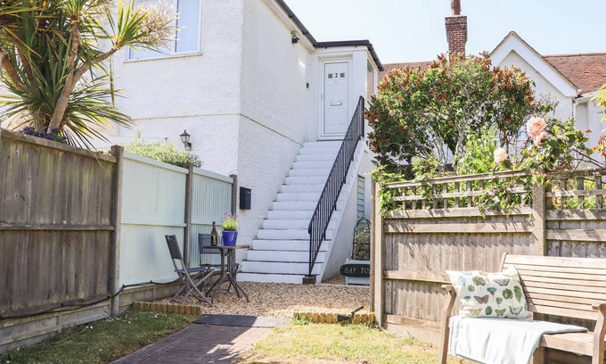 St Margaret's at Cliffe Cottage | Relax at BAY TOR with Garden Views in St Margaret's
