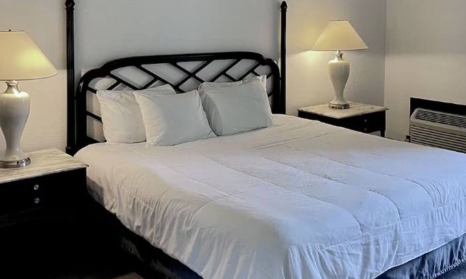 Bay City Hotel | Bay Valley Lakeside Stay – Golf Course Access & Peaceful Views