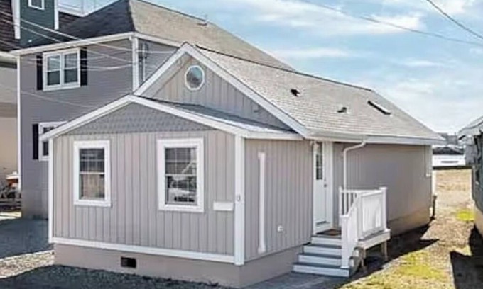 Hull Cottage | Bay view beach cottage with loft in tranquil Hull