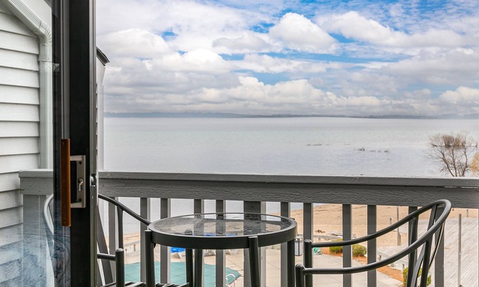 Acme Condo | Oceanfront Couples Retreat with Breathtaking Bay Views