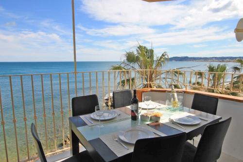 Aduanas Apartment | Bay View: 4-Star Hotel with Oceanfront and Pet-Friendly Options