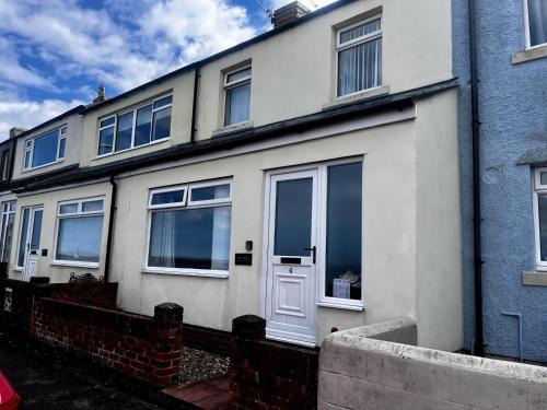 Amble House | Bay View: Family-Friendly 4-Star Retreat by the Ocean