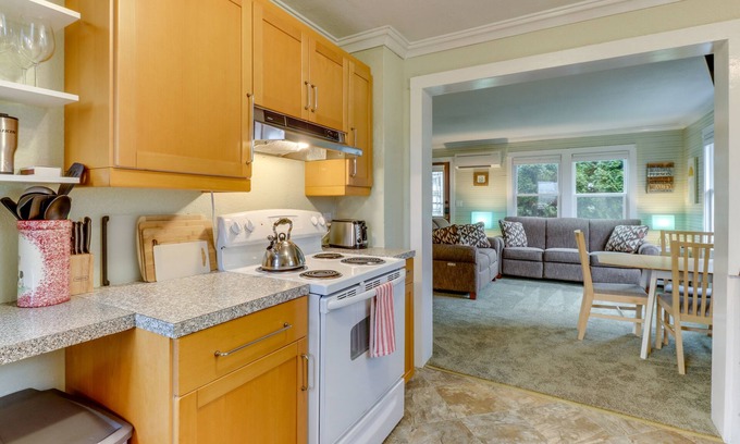 Poulsbo Cottage | Bay View Home Near Restaurants, Shopping & Waterfront