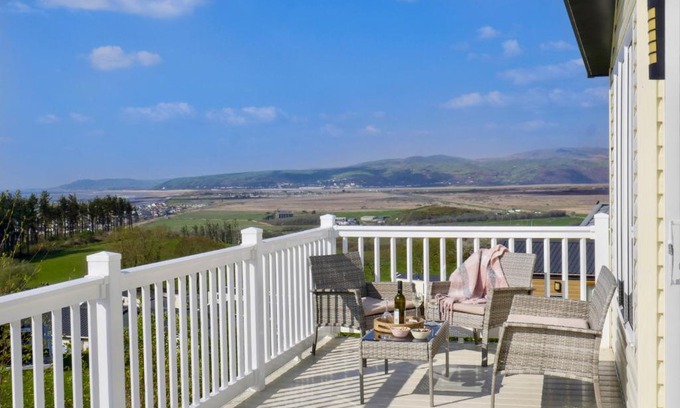 Borth House | Pet-Friendly Bay View Lodge with Oceanfront Dining