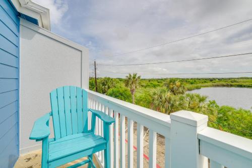 Galveston Apartment | Charming Galveston Retreat: Bay View & Family Friendly!