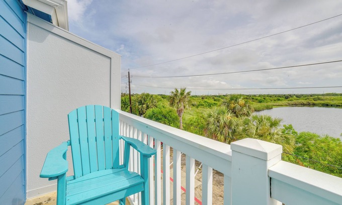 Galveston Condo | Enchanting Galveston Retreat with Bay Views and Pool Access