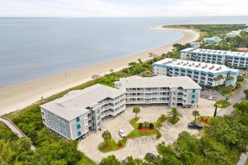 Tybee Island Apartment | Bay View Villas 101: Oceanfront Retreat with Pool Access
