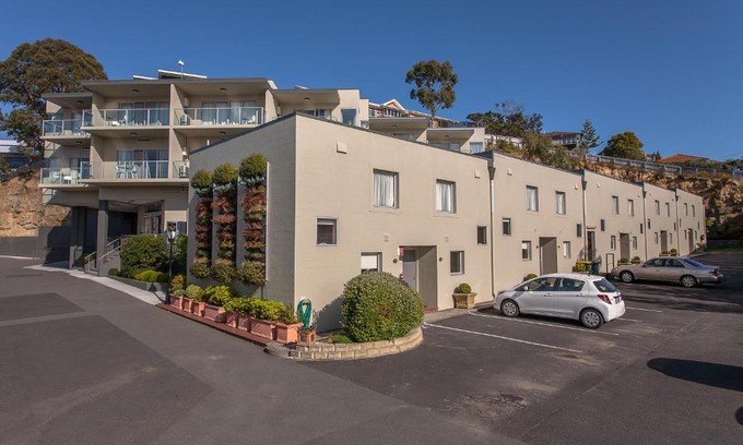 West Hobart Apartment | Discover Bay View Villas: Family-Friendly Getaway with Pool