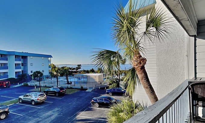Tybee Island Condo | Bay View Villas: Oceanfront Retreat with Pool & Breakfast