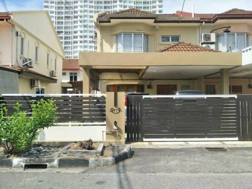 Bayan Lepas House | Discover Bayan Baru: Family & Pet-Friendly Retreat