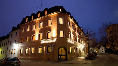 Altstadt Sudwest Hotel | Comfortable Bayerischer Hof: Family-Friendly with Dining