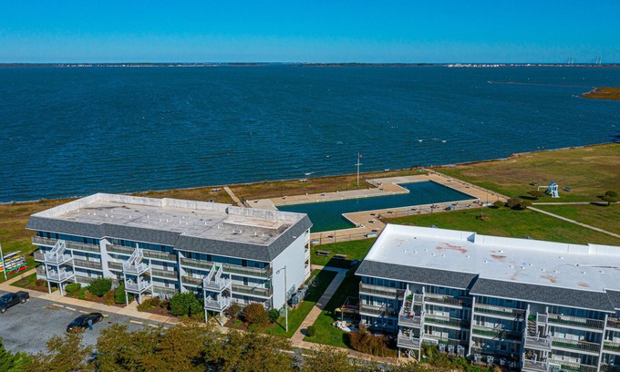 Cedar Neck Condo | Modern Bayfront Condo with Pool and Ocean Views for Families