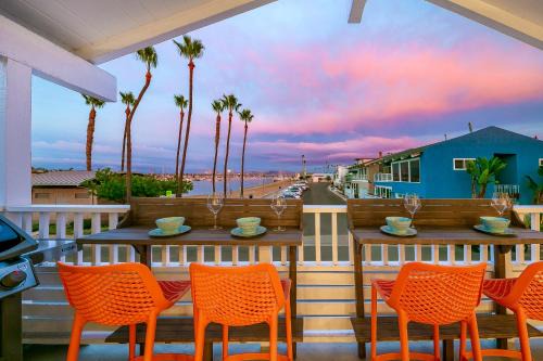 Balboa Peninsula House | Discover Bayfront Beauty: Family-Friendly Retreat with Top Ratings