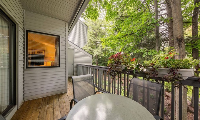 Acme Condo | Idyllic Lakeside Condo with Spa and Spectacular Views