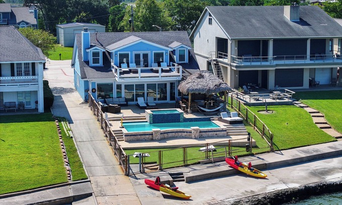 Clear Lake Shores House | Bayfront Luxury House with Pool near Kemah Boardwalk with Pier