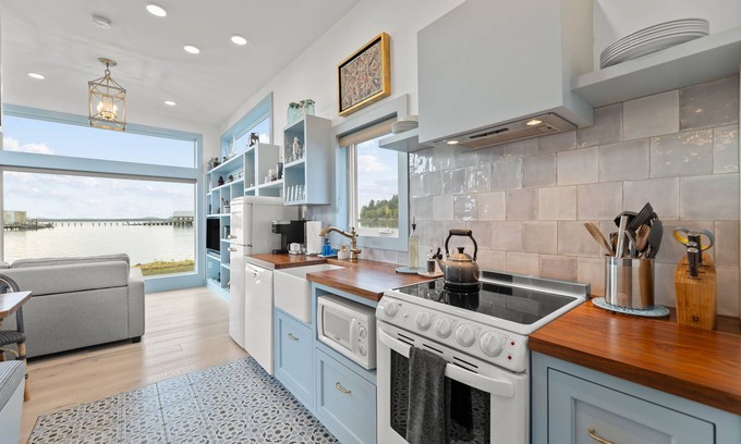 Garibaldi House | Bayfront Tiny Home: Ocean Views & Spa Retreat in Garibaldi
