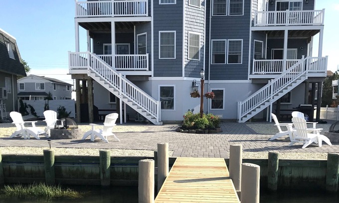 Peahala Park House | Idyllic Bayfront Retreat @Harris Harbor with Pool and Views
