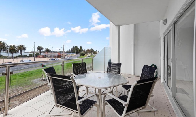 Victor Harbor Apartment | Unforgettable Bayline On The Beachfront with Ocean Views