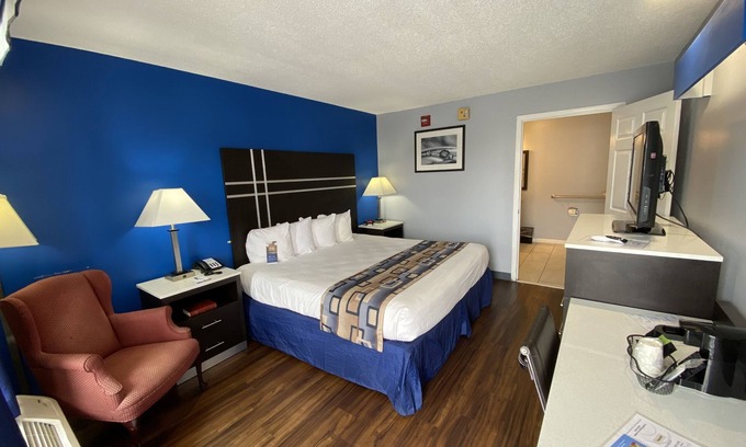 Albany Hotel | Ideal Retreat at Baymont by Wyndham Albany with Pool & Dining