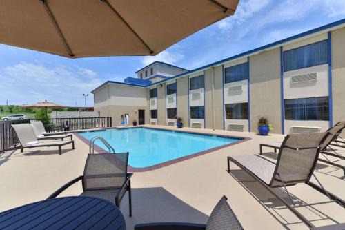 Ardmore Hotel | Pet-Friendly Retreat at Baymont by Wyndham Ardmore I-35