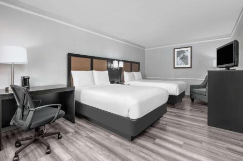North Loop Hotel | Pet-Friendly Baymont Near Austin University with Pool Access