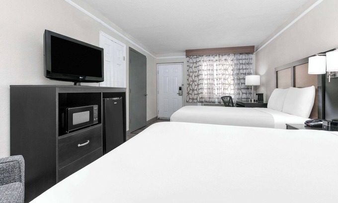 North Loop Hotel | Relaxing Stay at Baymont by Wyndham Austin University Area