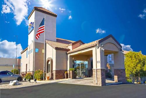 Barstow Hotel | Pet-Friendly Retreat at Baymont by Wyndham Barstow
