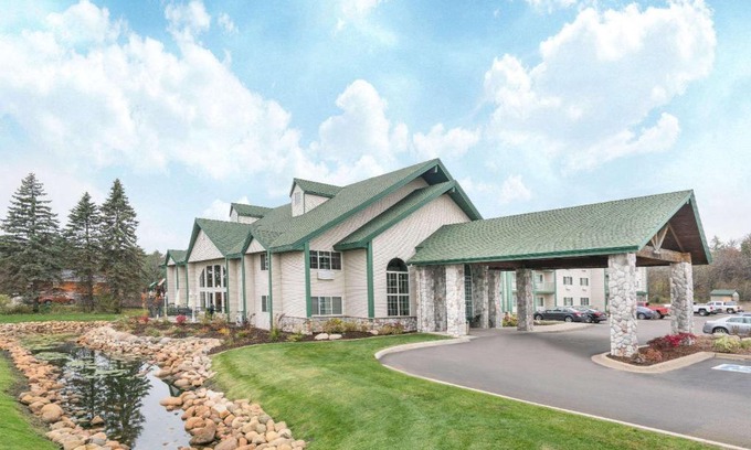 Baxter Hotel | Discover Baymont by Wyndham: Pet-Friendly Bliss Awaits