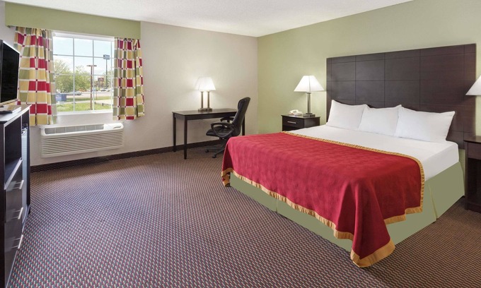 Beloit Hotel | Comfortable Stays at Baymont by Wyndham Beloit
