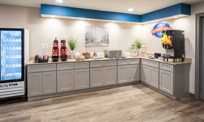 Gulf Hills Hotel | Comfortable Stays at Baymont by Wyndham Biloxi/Ocean Springs
