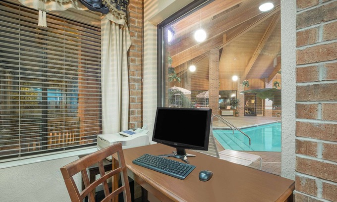 Boone Hotel | Cozy Stay at Baymont by Wyndham Boone with Pool & Breakfast