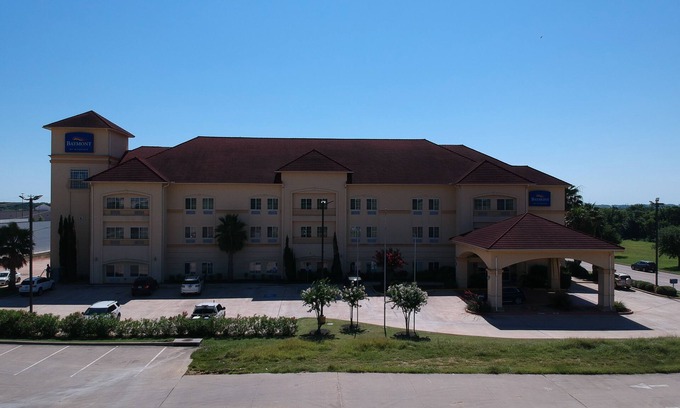 Brenham Hotel | Welcoming Baymont by Wyndham Brenham with Pool & Breakfast
