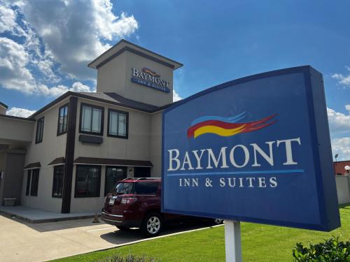 Bryan Hotel | Pet-Friendly Baymont by Wyndham in Bryan College Station