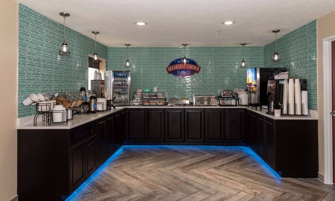 Caddo Valley Hotel | Cozy Baymont by Wyndham: Pool, Breakfast & Family-Friendly