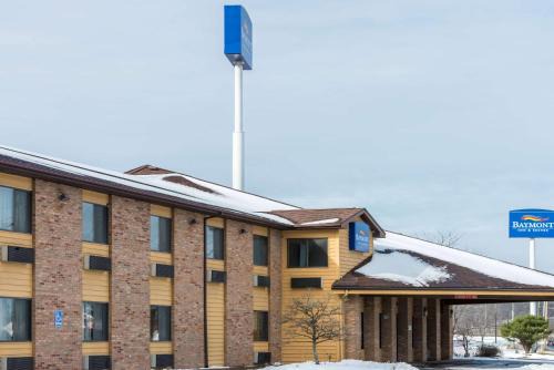 Cambridge Hotel | Relax at Baymont by Wyndham Cambridge: Pet Friendly & Poolside