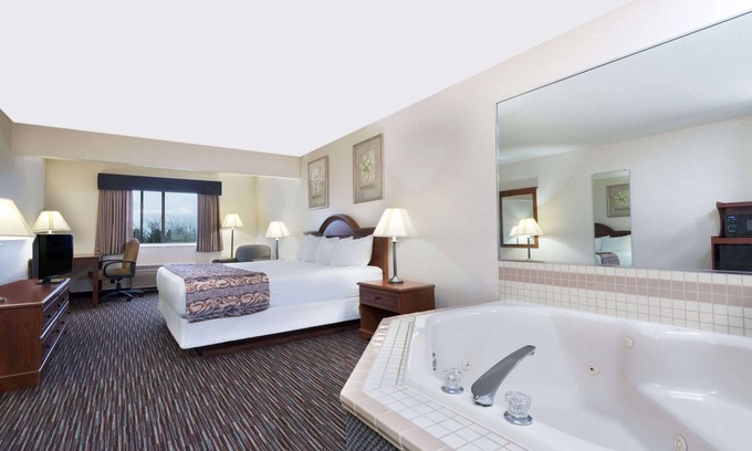 Columbus Hotel | Comfortable Baymont by Wyndham near Columbus Airport