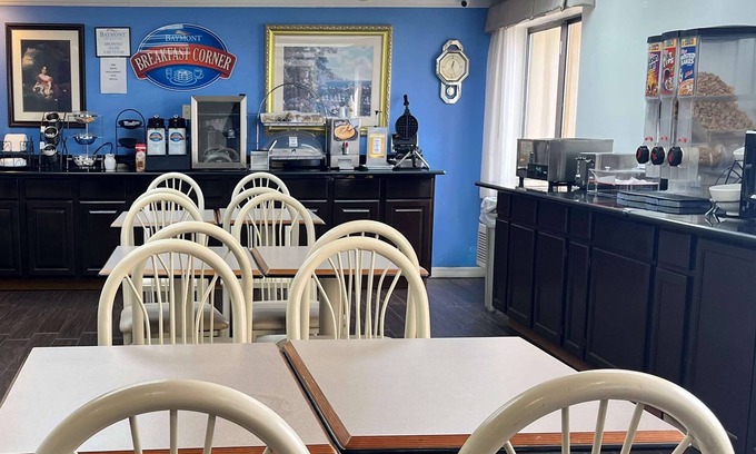 Corydon Hotel | Cozy Stay at Baymont by Wyndham Corydon with Breakfast