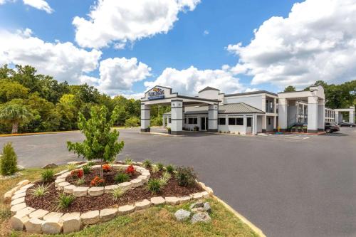 Dothan Hotel | Pet-Friendly Baymont by Wyndham Dothan Awaits You