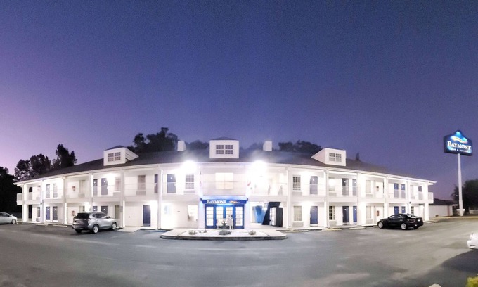 Eufaula Hotel | Comfortable Stay at Baymont by Wyndham Eufaula with Pool