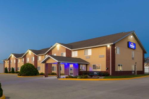Fort Dodge Hotel | Relax at Baymont by Wyndham Fort Dodge with Pool & Hot Tub