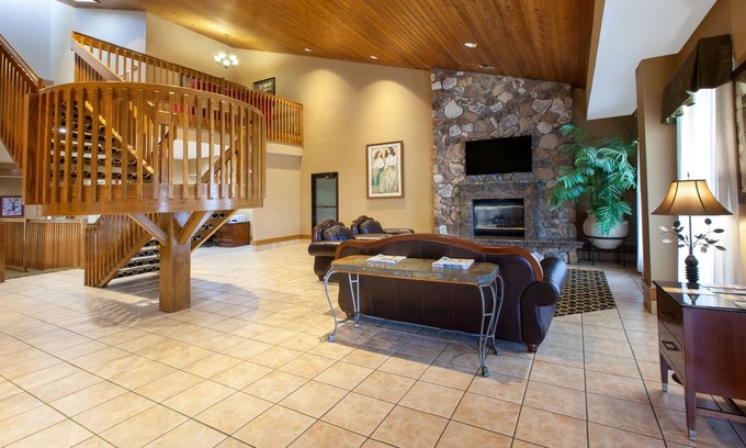 Franklin Hotel | Comfortable Stay at Baymont by Wyndham Franklin with Pool