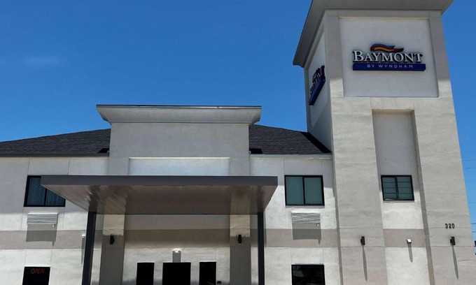 Freeport Hotel | Cozy Baymont by Wyndham in Freeport, Texas - Family-Friendly Stay