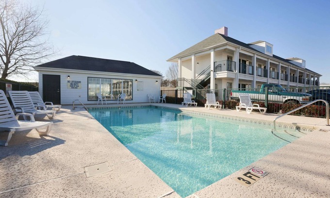 Gaffney Hotel | Inviting Baymont by Wyndham Gaffney with Pool & Breakfast