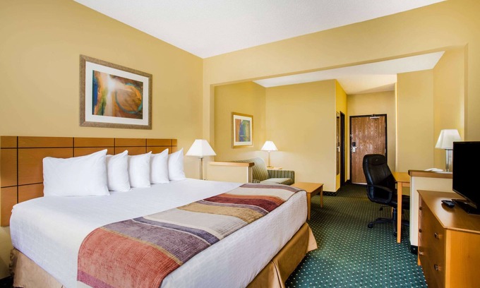 Helena Hotel | Relax at Baymont by Wyndham Helena with Pool and Spa