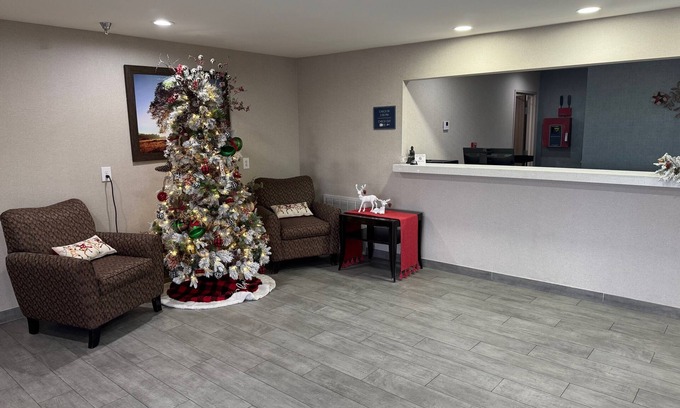 Iowa Hotel | Budget-Friendly Fairway Inn with Family Amenities and Dining
