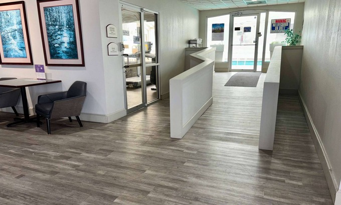 Keokuk Hotel | Comfortable Stay at Baymont by Wyndham Keokuk with Pool