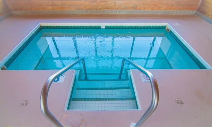 Onalaska Hotel | Family-Friendly Baymont by Wyndham with Pool & Spa