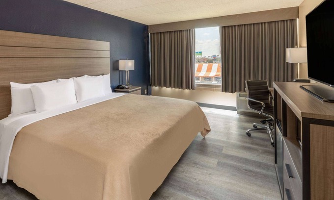 Bonanza Hotel | Comfortable Baymont by Wyndham Laredo with Pool & Spa