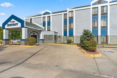 Hillcrest Hotel | Comfortable Stay at Baymont by Wyndham Lawrence